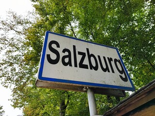 straßenschild salzburg in österreich