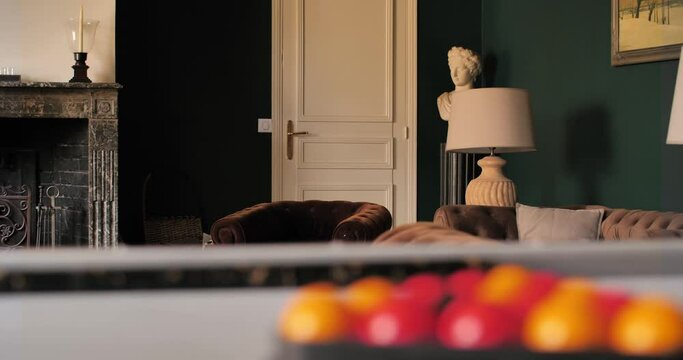Billard dans une salle tr&eacute;s chic, gar&ccedil;onni&egrave;re, boudoir
 