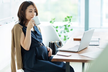 妊婦 ビジネスウーマン