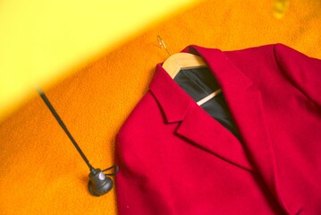Manteau rouge et parapluie jaune sur fond orange mode