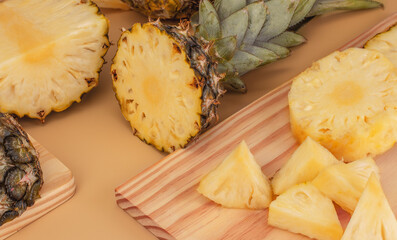 Delicioso abacaxi. abacaxi cortado em pedaços em cima de tábua de madeira. Abacaxi fruta.