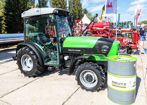 Modern agricultural wheeled tractor Deutz-Fahr Agroplus 410V