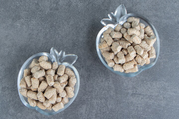 Glass plates of rye crispy cereals