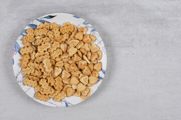 Pile of salted crackers on colorful plate