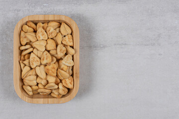 Heart shaped salty crackers on wooden plate - obrazy, fototapety, plakaty