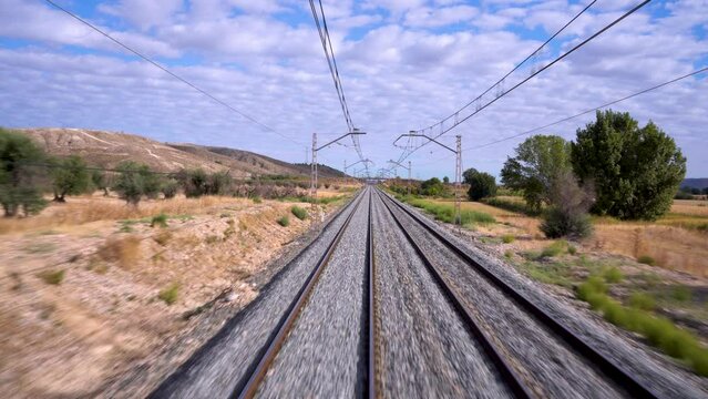 Imagen subjetiva de la vía férrea a las afueras de Madrid, España, septiembre de 2022.