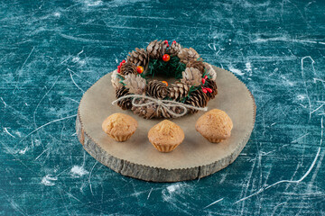 Delicious muffins with a wreath on a marble background