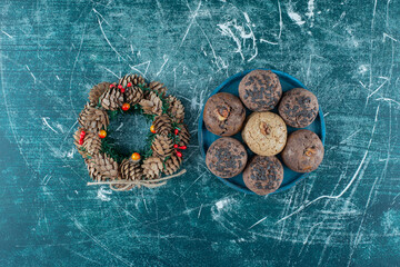 Naklejka premium Delicious cookies with a wreath on a marble background