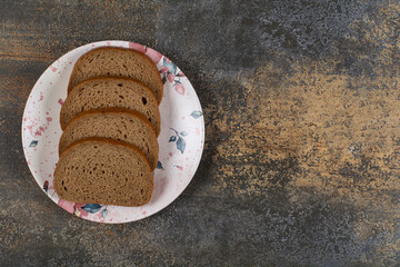 Sliced rye bread on colorful plate