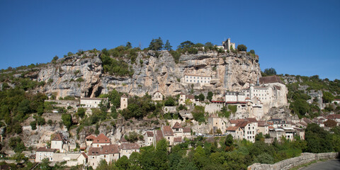 Fototapeta na wymiar Panorama sur le site du village de Rocamadour bâti contre la falaise