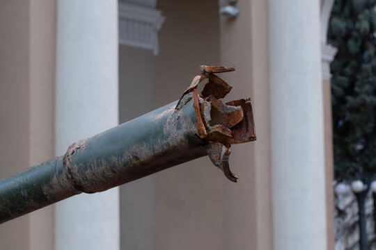 Russian military equipment in Ukraine.A damaged barrel of a T-80 tank at an exhibition of destroyed military equipment in Poltava, Ukraine, September 25, 2022.