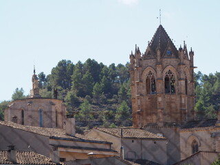 cimborrio y campanario de estilo gótico del monasterio cisterciense del pequeño pueblo de vollbona de les monges, lérida, cataluña, españa, europa 