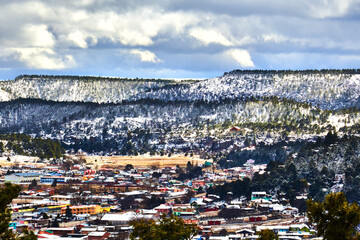 Fototapeta na wymiar village on winter with mountains in the background with clouds in the sky and snow in creel chihuahua 