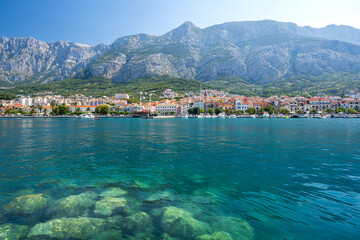 Fototapeta premium view on Makarska town with azure adriatic sea and Biokovo mountains in Dalmatia region in Croatia