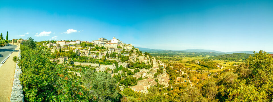 Blick auf die Altstadt von Gordes, Provence, Südfrankreich 