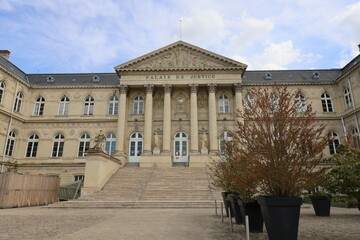 Fototapeta na wymiar Le palais de justice, vue de l'extérieur, ville de Amiens, département de la Somme, France