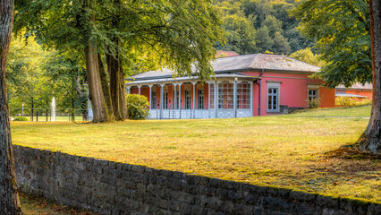 Fototapeta na wymiar Romantik Bad Rehburg mit Wandelhalle, Badehaus, Park und Springbrunnen