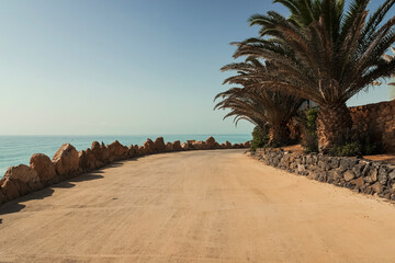 a road along the fuerteventura coast leads to the beach from the various resorts