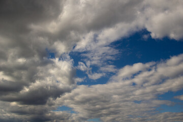 Photo atmospheric blue sky with heavy thunderclouds.