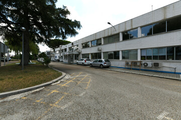 Fototapeta na wymiar Facades and office parking area in industrial buildings with white facades