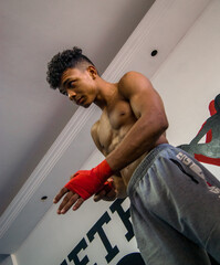 Peliador entrenando arduamente 