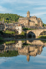 Obraz premium Medieval bridge over Lot with castle in village of Estaing.