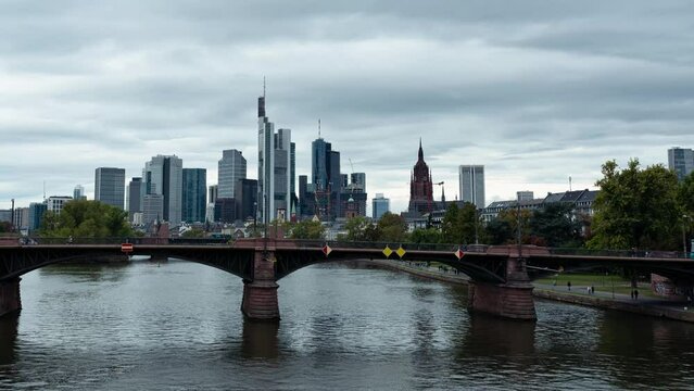 Zeitrafferaufnahme der bew&ouml;lkten Frankfurter Skyline