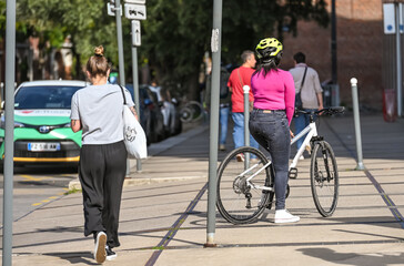circulation velo cycliste cycle roue environnement co co2 carbone ecologie femme casque rose jeune
