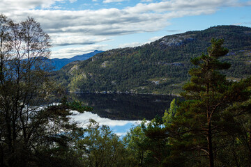 Aussicht auf den Revsvatnet See in der Gemeinde Rogaland, Norwegen, Europa.