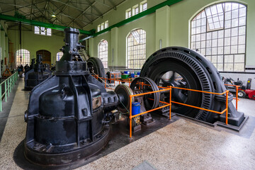 Maschinenhalle eines Wasserkraftwerks mit Generatoren - 534052400