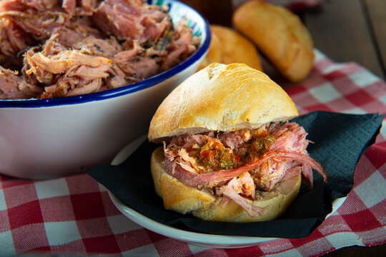 Pulled pork o cerdo asado a baja temperatura y desmigado con salsa barbacoa