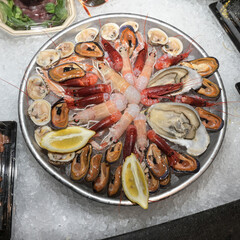 piatto di crudo di mare sul bancone di una pescheria in puglia
