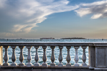 Balustrade in der Lagune von Venedig