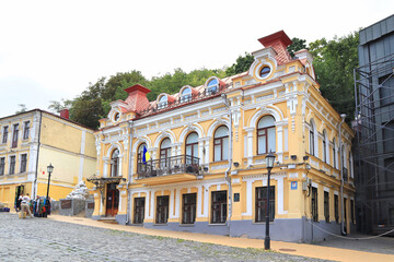 Fototapeta na wymiar Historical building of famous Andriyivskyy Descent in Kyiv, Ukraine 