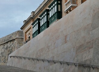 Balkone am Treppenaufstieg in Valletta