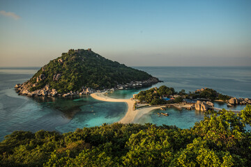 Islas con lengua de arena desde el cielo. Paisaje a color.