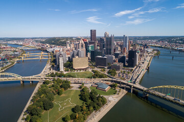 Obraz premium Cityscape of Pittsburgh. Point State Park Fountain in background. Clear Blue Sky. Pennsylvania