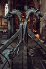 Puerta forjada de iglesia con dos dragones