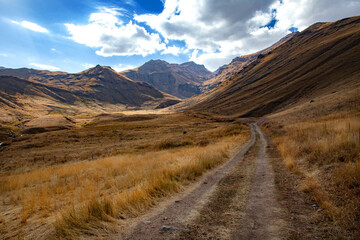 Obraz premium Dirt road leading to the mountain
