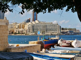 Fototapeta na wymiar Küste mit Booten in Sliema auf Malta