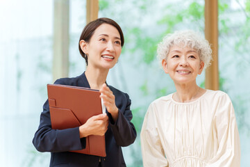 シニア女性に説明をするビジネスウーマン