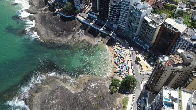 Imagem a&eacute;rea de drone das praias e do centro de Guarapari a Cidadae Sa&uacute;de. Destino tur&iacute;stico de milhares de pessoas no ver&atilde;o.