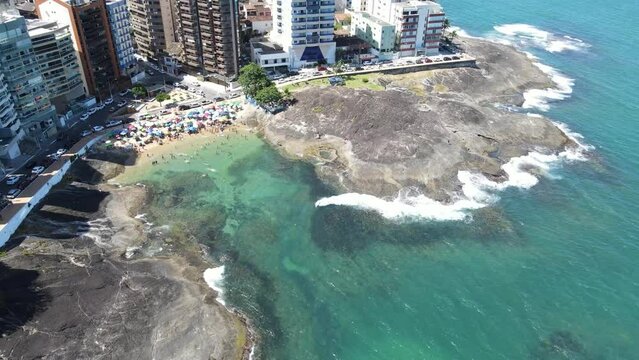 Imagem a&eacute;rea de drone das praias e do centro de Guarapari a Cidadae Sa&uacute;de. Destino tur&iacute;stico de milhares de pessoas no ver&atilde;o.