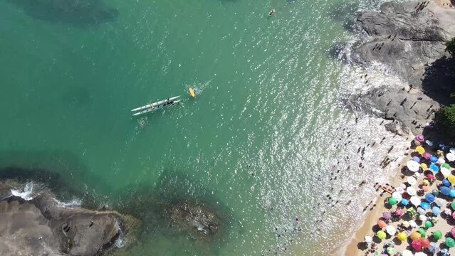 Imagem aérea de drone das praias e do centro de Guarapari a Cidadae Saúde. Destino turístico de milhares de pessoas no verão.