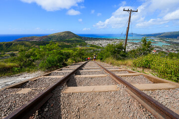 Rail track going downhill on the steep slopes of the Koko Crater Railway Trail offering a view on Hanauma Bay in the suburbs of Honolulu on O'ahu island, Hawaii - obrazy, fototapety, plakaty