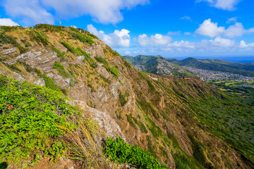 Obraz premium Rocky cliffs inside the Koko crater in the suburbs of Honolulu on O'ahu island in Hawaii