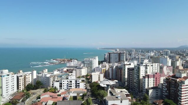 Imagem a&eacute;rea de drone das praias e do centro de Guarapari a Cidadae Sa&uacute;de. Destino tur&iacute;stico de milhares de pessoas no ver&atilde;o.