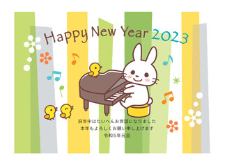 2023年賀状＿ピアノを弾くウサギ＿透かしグリーン