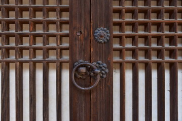 Naklejka premium Korean traditional wooden window with handle