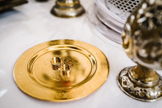 Photo of wedding rings in gold in the church.